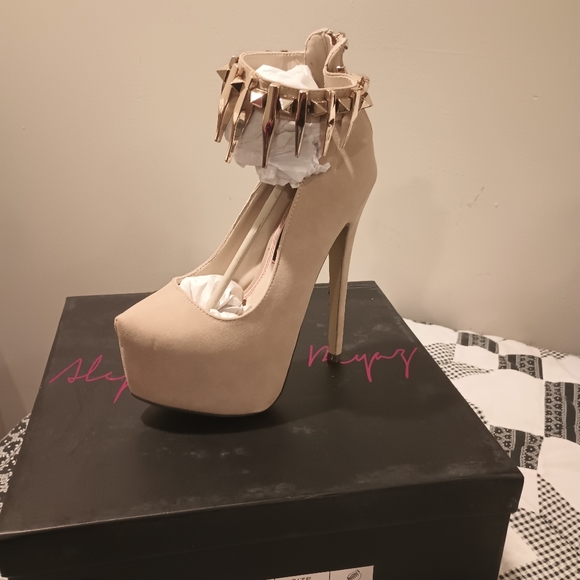 Heels - Picture 1 of 6